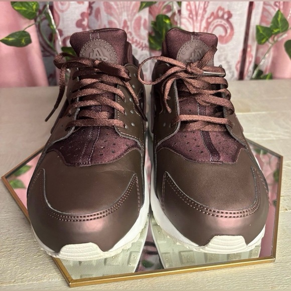 LAST CHANCE Nike Women's Sneakers in Burgundy and White - Picture 2 of 9